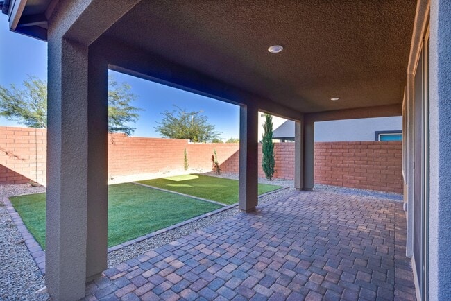 Building Photo - Single family home in ideal Summerlin location with open great room style kitchen and living area.