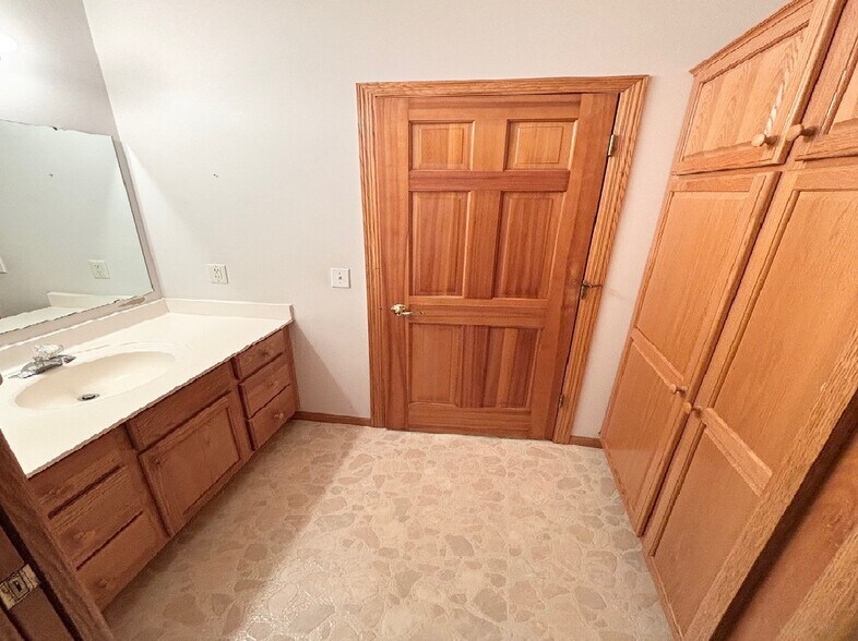 Building Photo - 15014 Valley View Pl