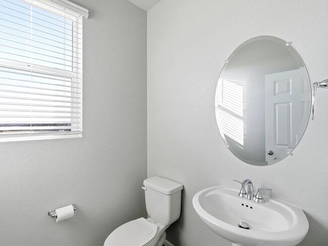 Building Photo - 3 Bedroom 3 Bath Home Available April!!