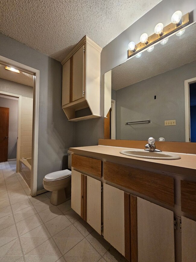 Building Photo - (2) Bed/(1.5) Bath Townhome Available NOW!