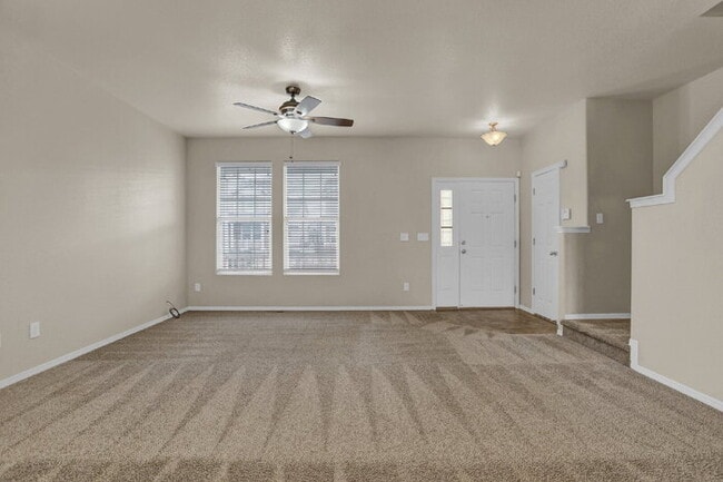 Building Photo - Spacious 3-Bed End-Unit Townhome with Moun...