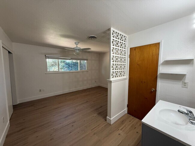 Building Photo - 8945 Plaza Park Dr