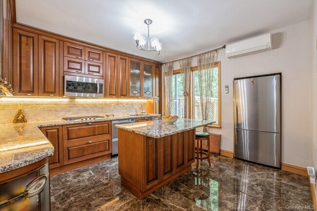 Building Photo - 196-15 Como Ave