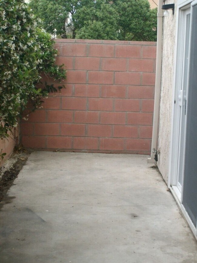 Building Photo - 140 Van Nuys Ave