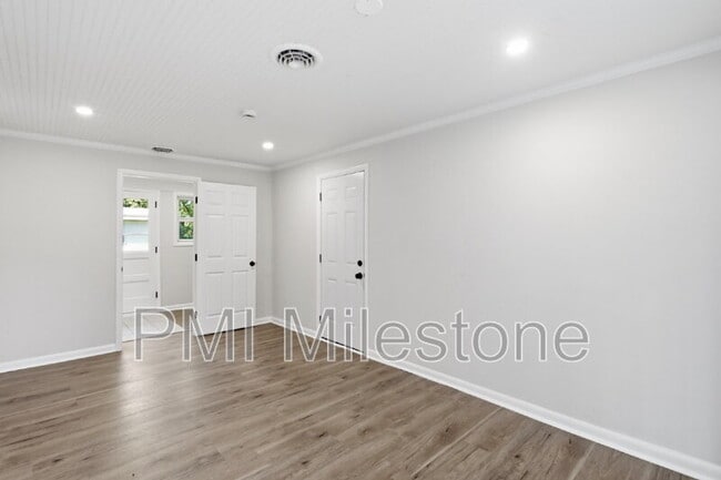 Building Photo - 13242 Greensburg Rd
