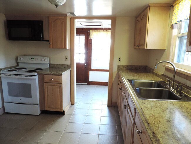 Building Photo - 13 Reynolds Rd