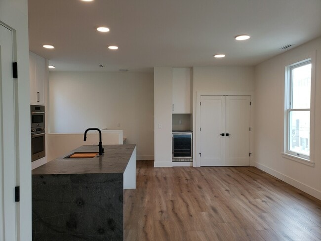 Building Photo - 1003 Stanyan St