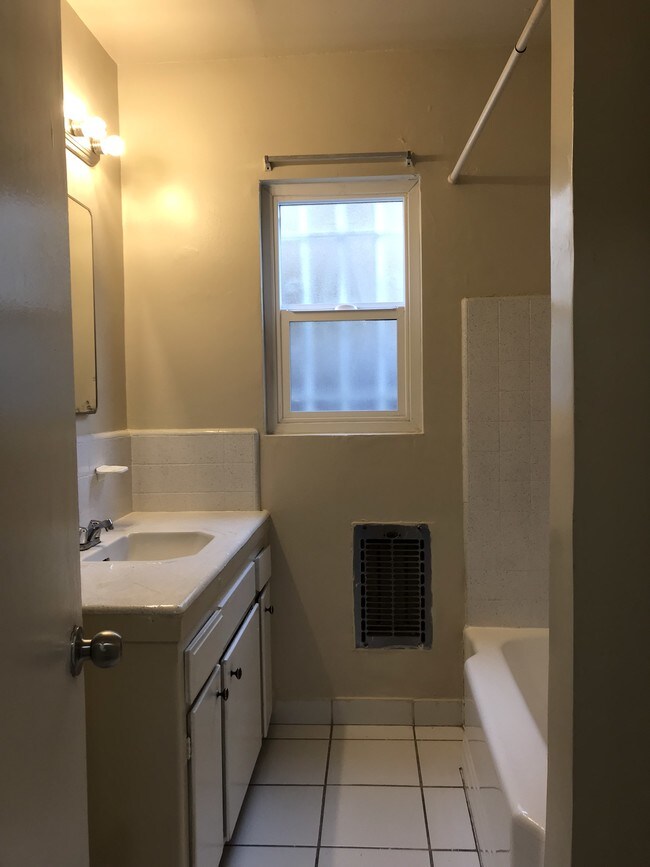 Building Photo - 917 N Hudson Ave