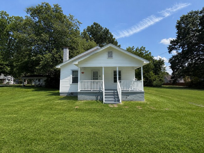 Building Photo - Two bedroom, 1 bath house in Burlington