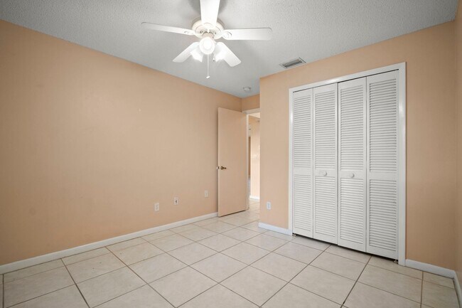 Building Photo - Beautiful 2-bedroom, 2-bathroom apartment, perfectly located in Cape Coral