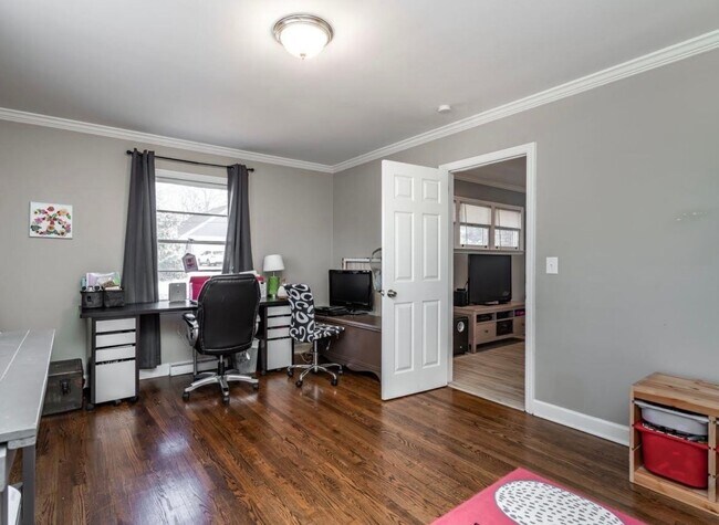 Building Photo - Low Maintenance 4BR/2BA Home near Downtown Greenville!