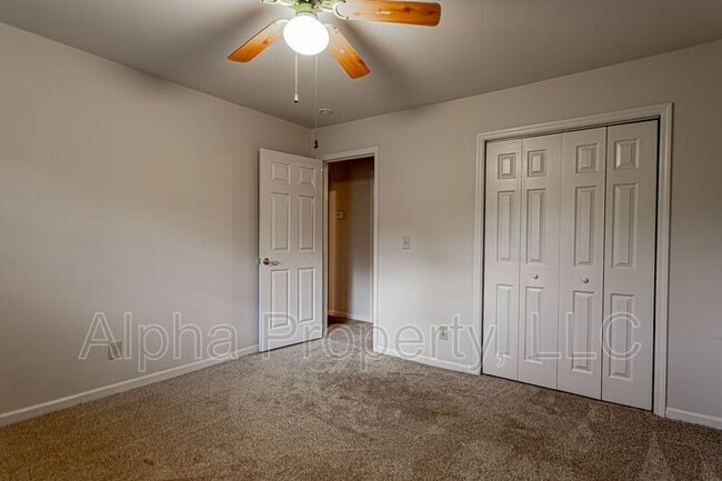 Building Photo - 314 S Plainview Dr