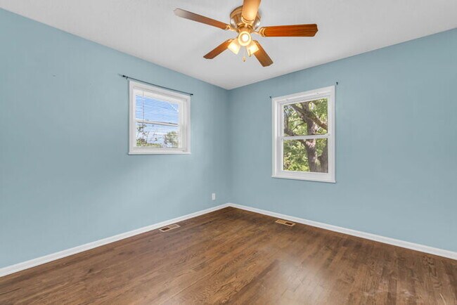 Building Photo - 4 bed, 2 bath, updated interior, AVAILABLE...