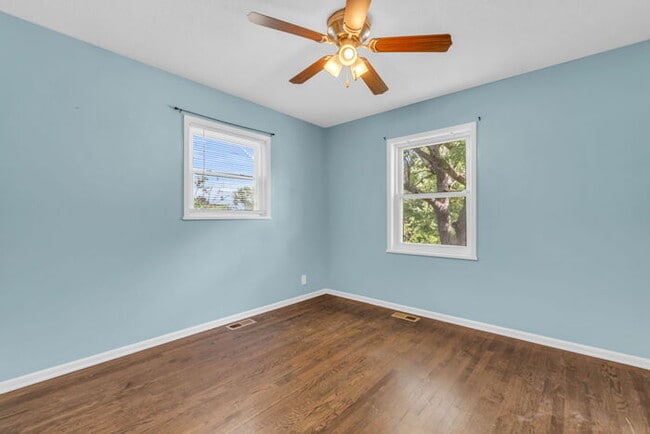 Building Photo - 4 bed, 2 bath, updated interior