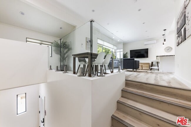 Building Photo - 9024 Phyllis Ave