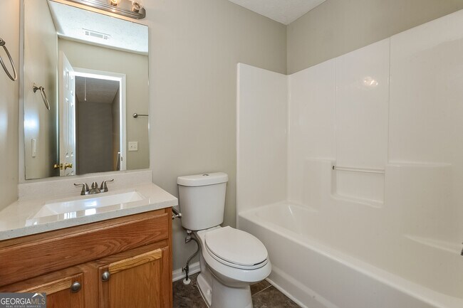 Building Photo - 815 Lakeside Cir