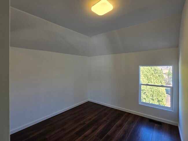 Building Photo - 122 Hawley St