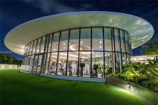 Building Photo - 700 NE 24th St