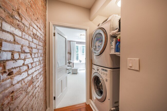 Building Photo - Two Bed Graduate Hospital Townhome