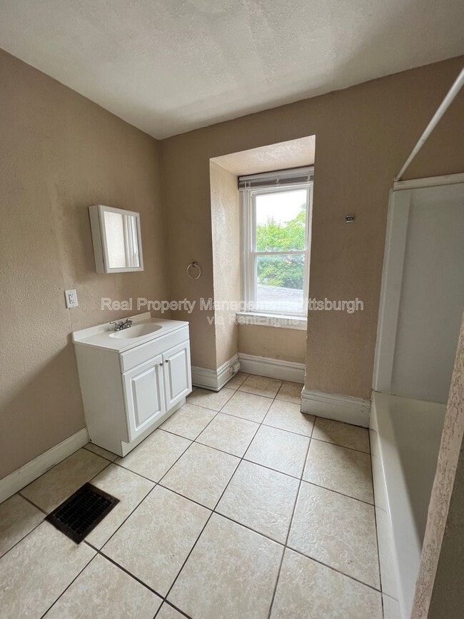 Building Photo - 218 Kearsarge St