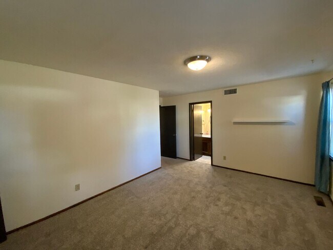 Building Photo - 3 Bedroom Single Story Home Available Near...