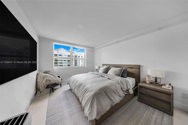 Building Photo - 1155 Brickell Bay Dr