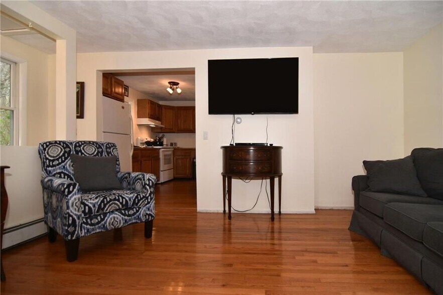 Building Photo - 390 Pendar Rd