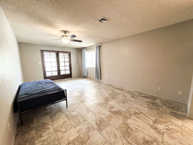 Building Photo - "Charming 3-Bed Oasis with 2 Baths and 170...