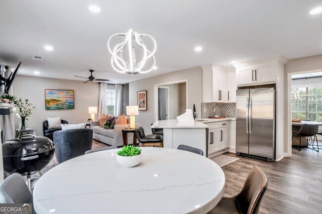 Building Photo - 8008 Clearview Cir