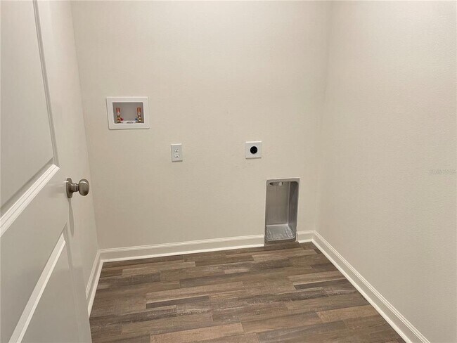 Building Photo - 2122 Kansas Rd