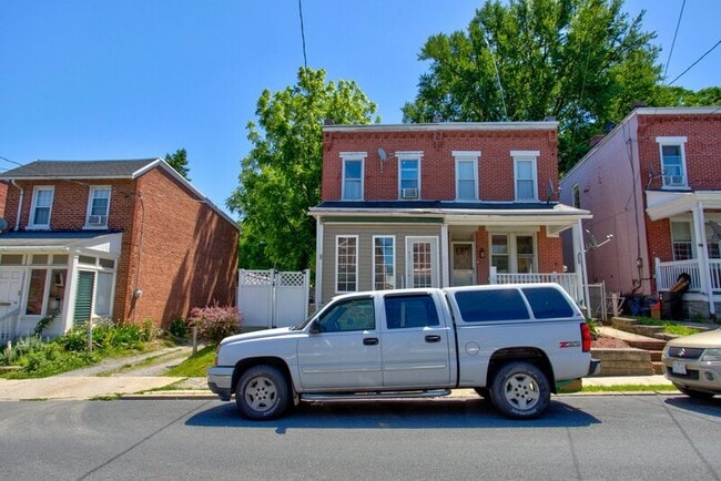 Building Photo - 533 Ruby St