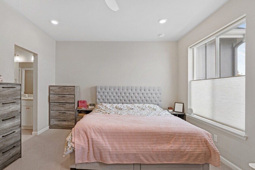 Building Photo - 1837 S Poplar Ct