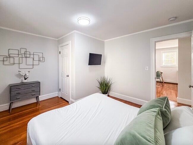 Building Photo - 65-67-67 St James Cir