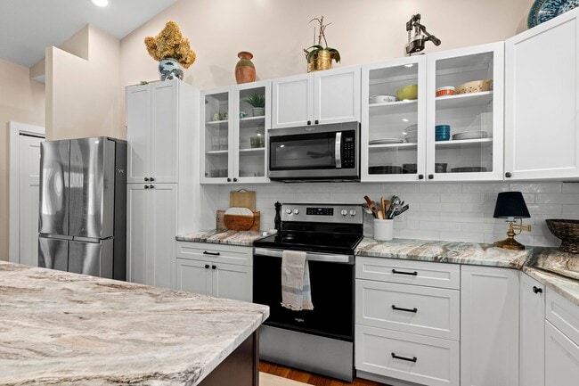 Building Photo - Spacious and Inviting - Beautifully-Mainta...