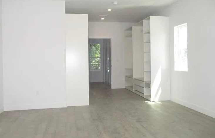Building Photo - 6848 Encino Ave