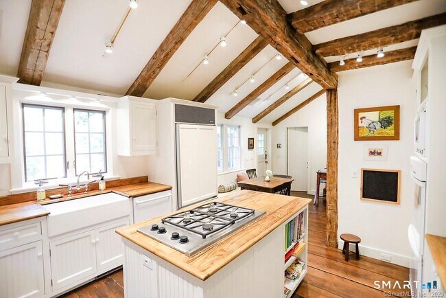 Building Photo - 18 Plumb Hill Rd