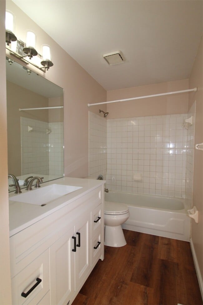 Building Photo - 1043 Oakwood Farms Ln