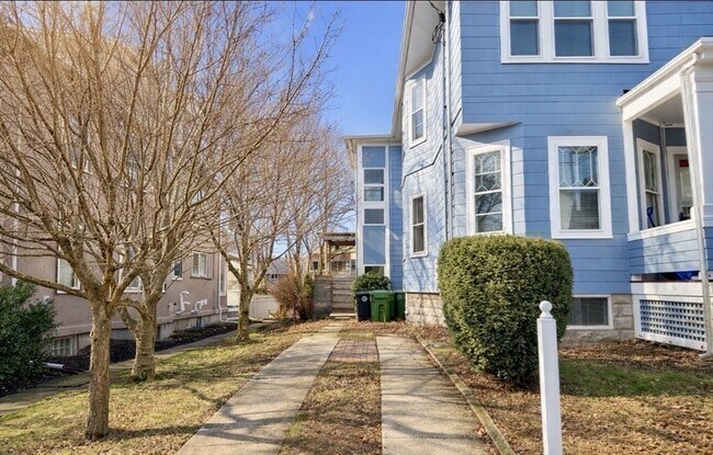 Building Photo - 172 Maplewood St