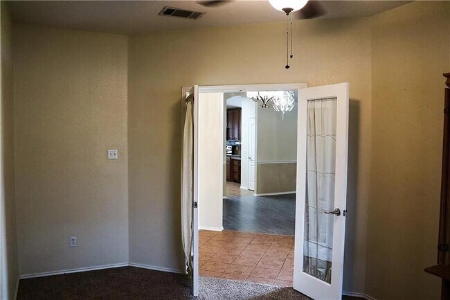Building Photo - 100 S Creek Bend Dr