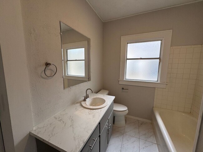 Building Photo - Updated Farm House in Central Waco