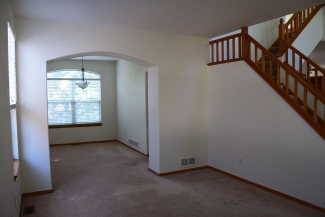 Building Photo - Beautiful 5 bedroom home w/ 3 car garage in Littleton