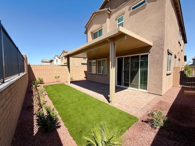 Building Photo - GORGEOUS 4 BED 3 BATH 2 CAR GARAGE SINGLE FAMILY HOME W/ LOFT, VAULTED ENTRYWAY, BACKYARD, AND BE...