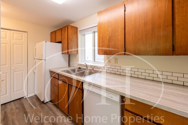Building Photo - Newly Remodeled Apartment in Convenient Lo...
