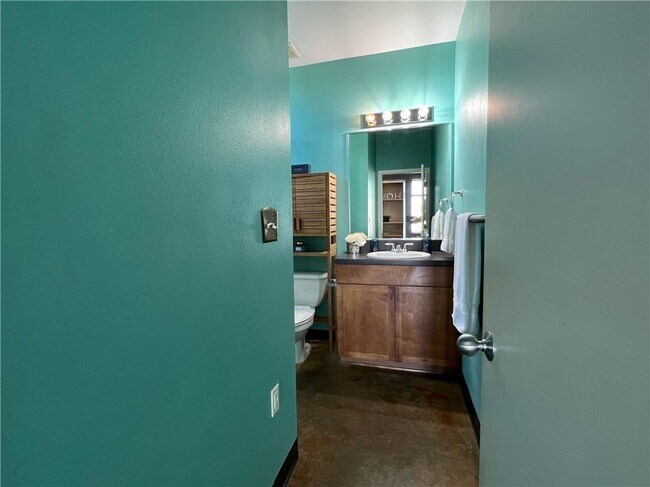 Building Photo - 2401 E 6th St