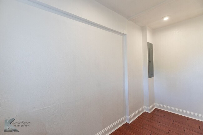 Building Photo - 3 bed, 1.5 bath, XL living room, XL garage...