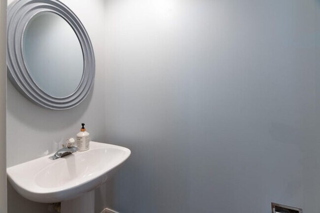 Building Photo - 340 Jacaranda Dr