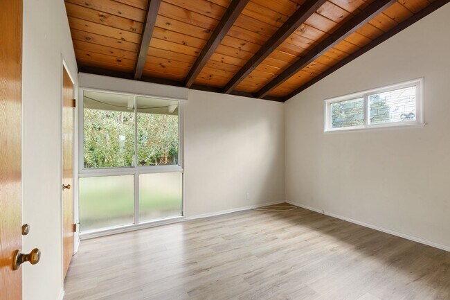 Building Photo - Charming Mid-Century 3-Bedroom Home in Win...