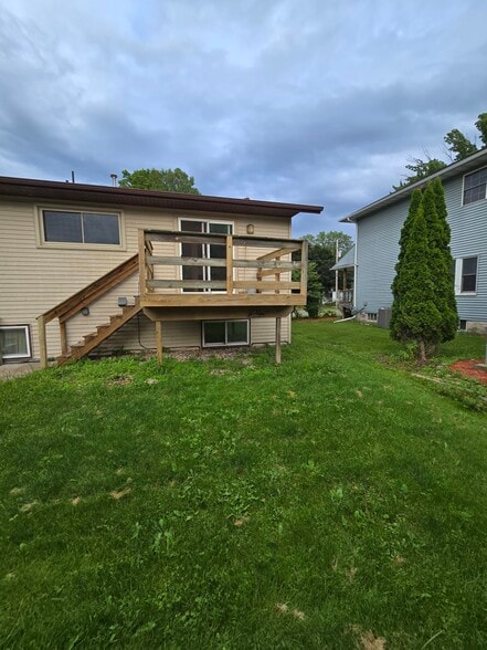 Building Photo - 1542 W River Dr