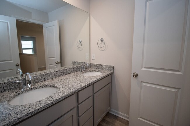 Building Photo - Spacious 4-Bedroom Home - Convenient to Fo...
