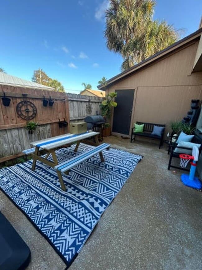 Building Photo - 818 Sandtree Dr